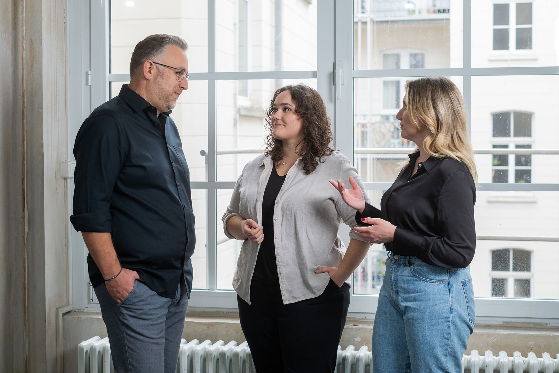 Drei Mitarbeitende der PTA planen einen Führungskräfte Workshop.