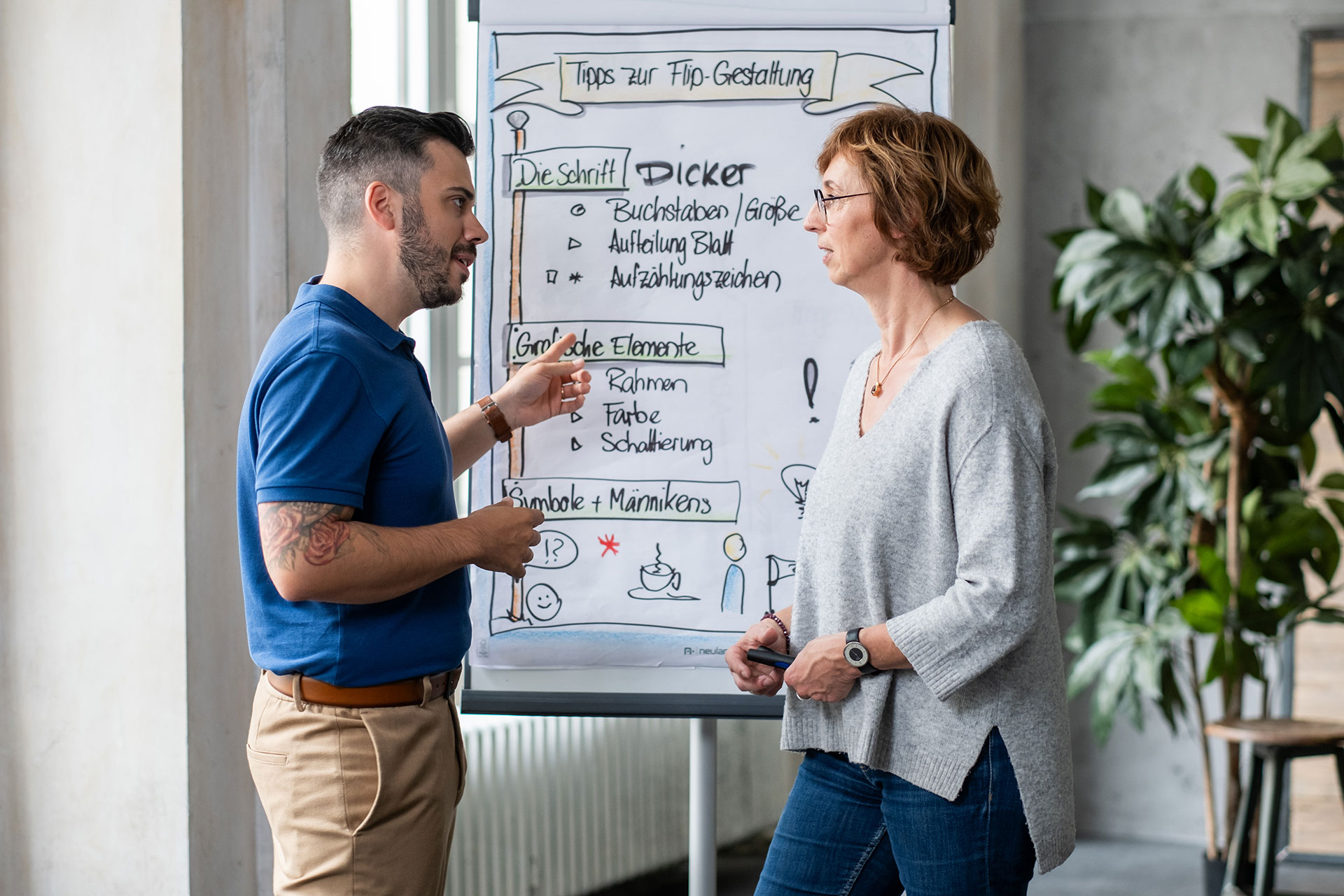 Prozessbegleiter-Ausbildung: Katja Maas und David Iacolino arbeiten am Flipboard.